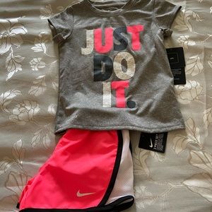 NWT Nike girls 2 piece dry outfit size 4